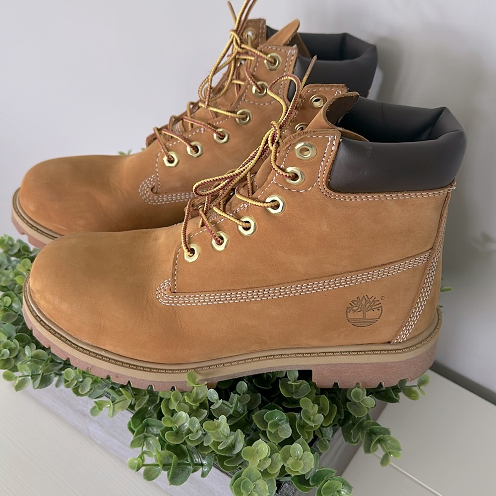 Men’s Timberland Classic 6-inch waterproof boot. Size 7M. Brown Leather.